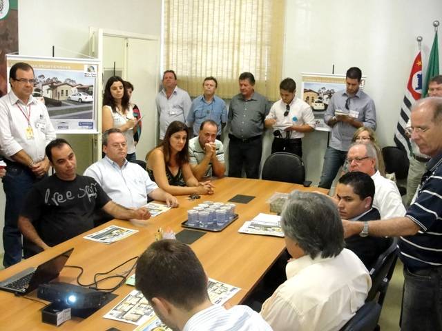 Visualize fotos Vereadores participam de coletiva de imprensa municipal sobre habitação 