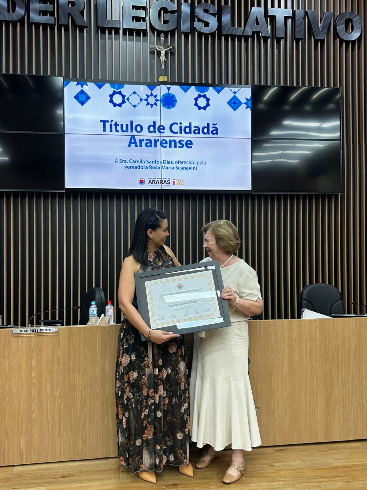 Visualize fotos 06/11/2025 Sessão Solene de entrega de Título de Cidadã Ararense à Srª. Camila Santos Dias