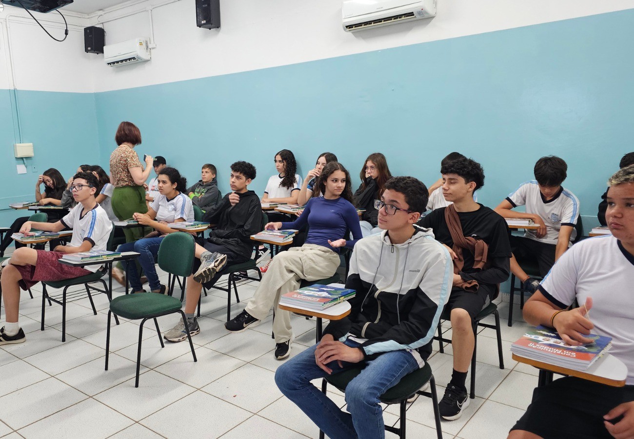 Alunos da Escola Vicente Ferreira dos Santos recebem visita da Escola Legislativa