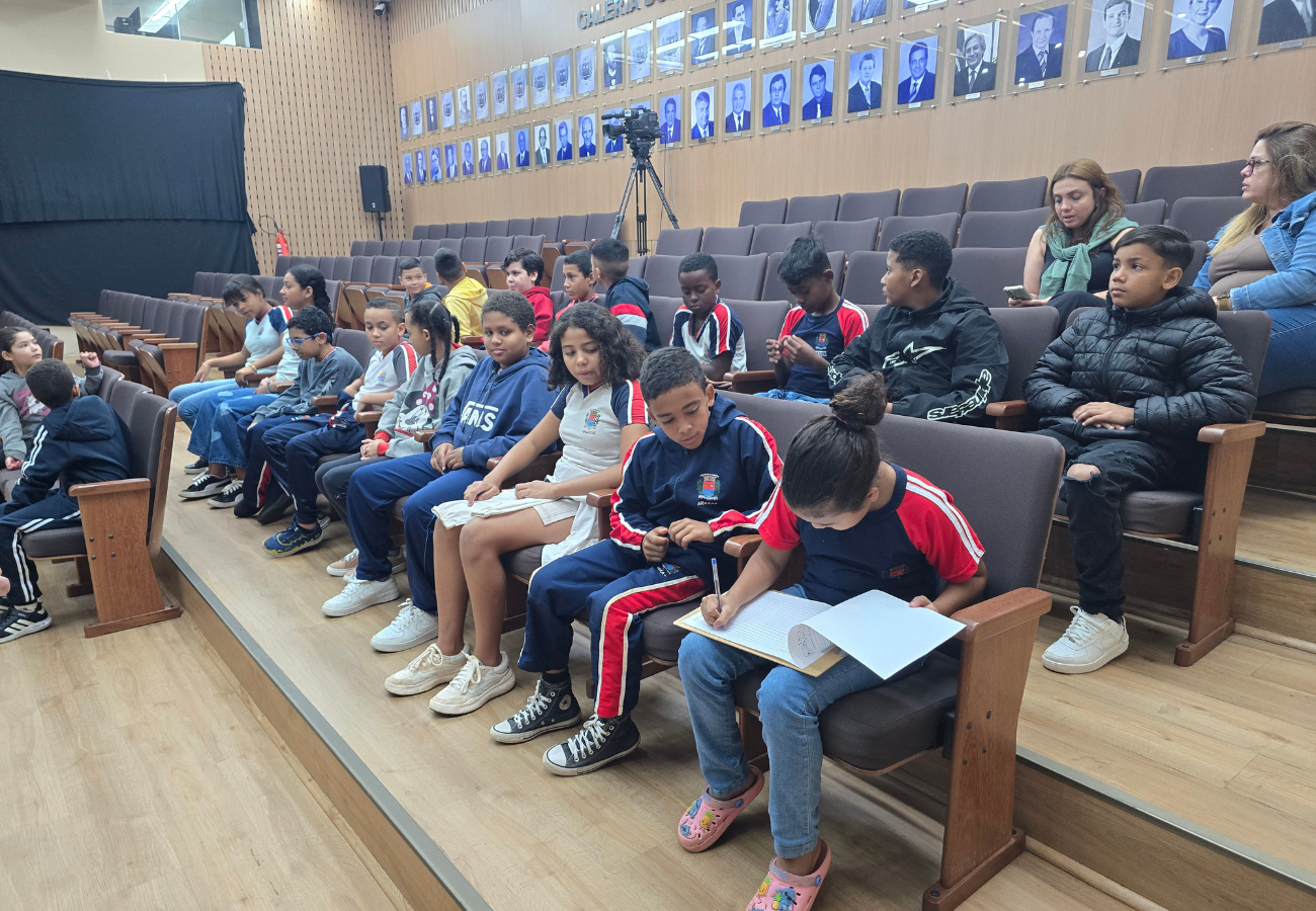 Alunos da Escola Nadyr Rodini Vansetti conhecem a Câmara de Araras 