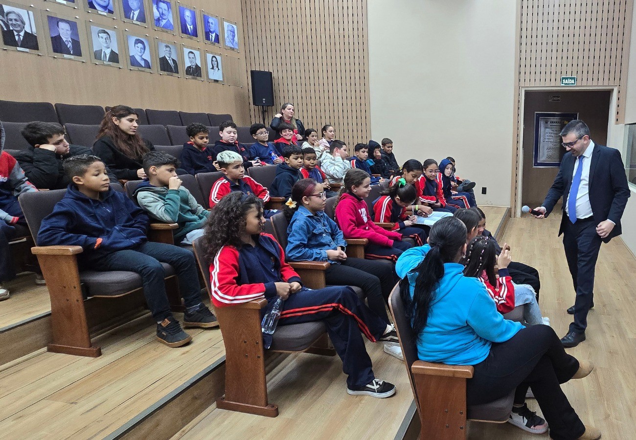 Projeto Câmara Cidadã recebe alunos da escola Caic 